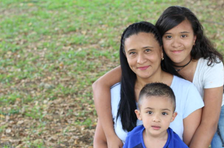Sandra Pérez: De la violencia a la esperanza, una artesana que renace  Sandra Pérez es una mujer que ha sabido transformar su dolor en fuerza y ​​creatividad. Víctima de la violencia intrafamiliar, vivió años de sufrimiento que marcaron su vida, pero también le dio una resiliencia que la impulsó a salir adelante. En un momento de su vida, encontró en el arte una forma de sanación. Comenzó a tejer y crear con sus manos, plasmando en cada pieza su historia de superac.  Hoy, Sandra es una de nuestras artesanas más destacadas. A través de sus manos, ha logrado transformar no solo su vida, sino también la de otras mujeres que, como ella, buscan una oportunidad para sanar y ser libres. Cada uno de sus productos lleva consigo no solo la calidad y dedicación, sino un mensaje de esperanza: siempre es posible comenzar de nuevo.